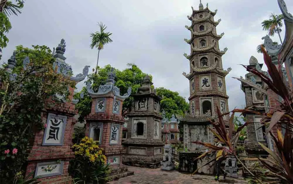 Tháp mộ của các đời sư trụ trì chùa Tào Xuyên