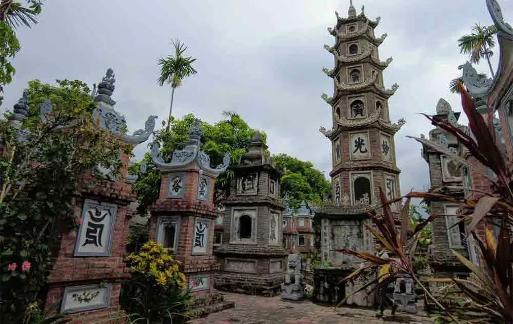 Tháp mộ của các đời sư trụ trì chùa Tào Xuyên
