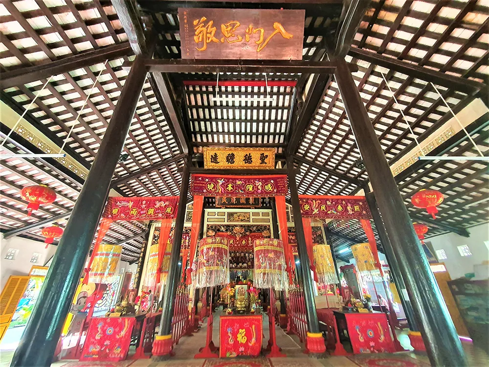 Không gian bên trong Đình Mỹ Phước