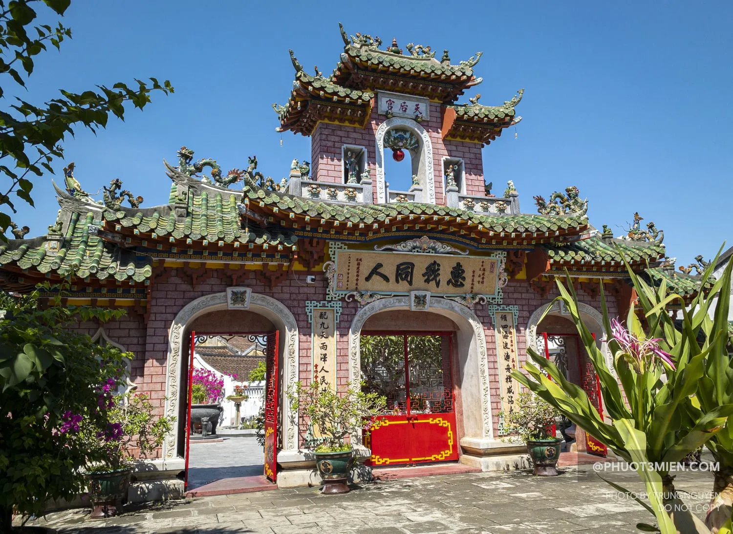 Cổng tam quan Hội quán Phúc Kiến