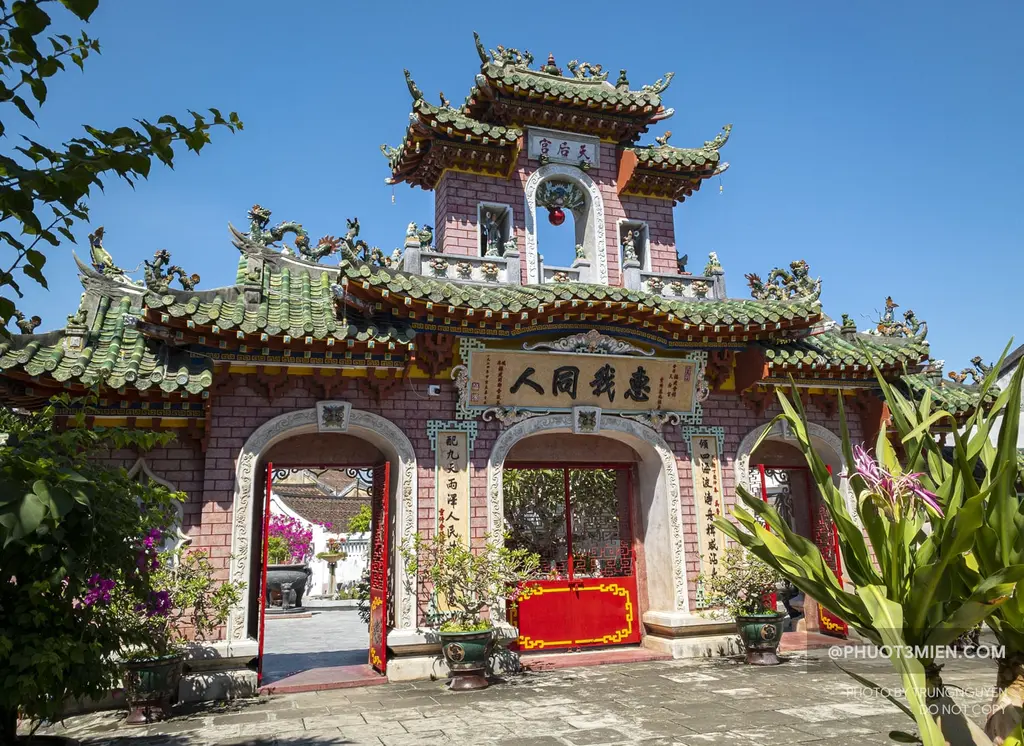 Cổng tam quan Hội quán Phúc Kiến