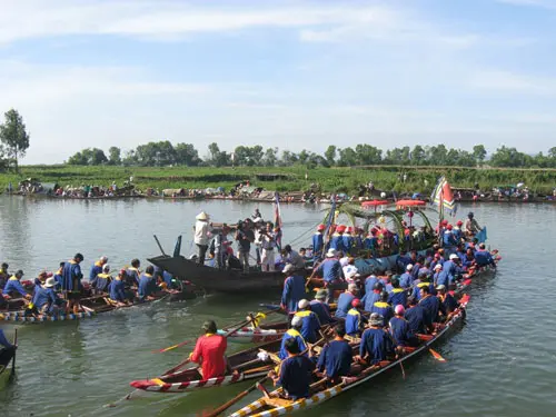 Lễ hội đua thuyền trên sông Bồ tại Lễ tế Bà Tơ