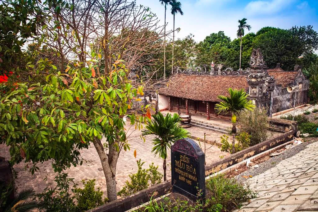 Bia đá tên di tích Đền Mậu Hoà