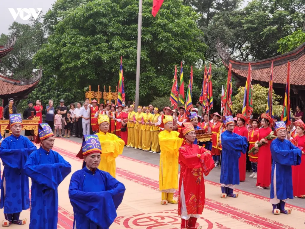 Chủ tế thực hiện nghi thức trong lễ tế tại Lễ hội đền Quốc Tổ Lạc Long Quân