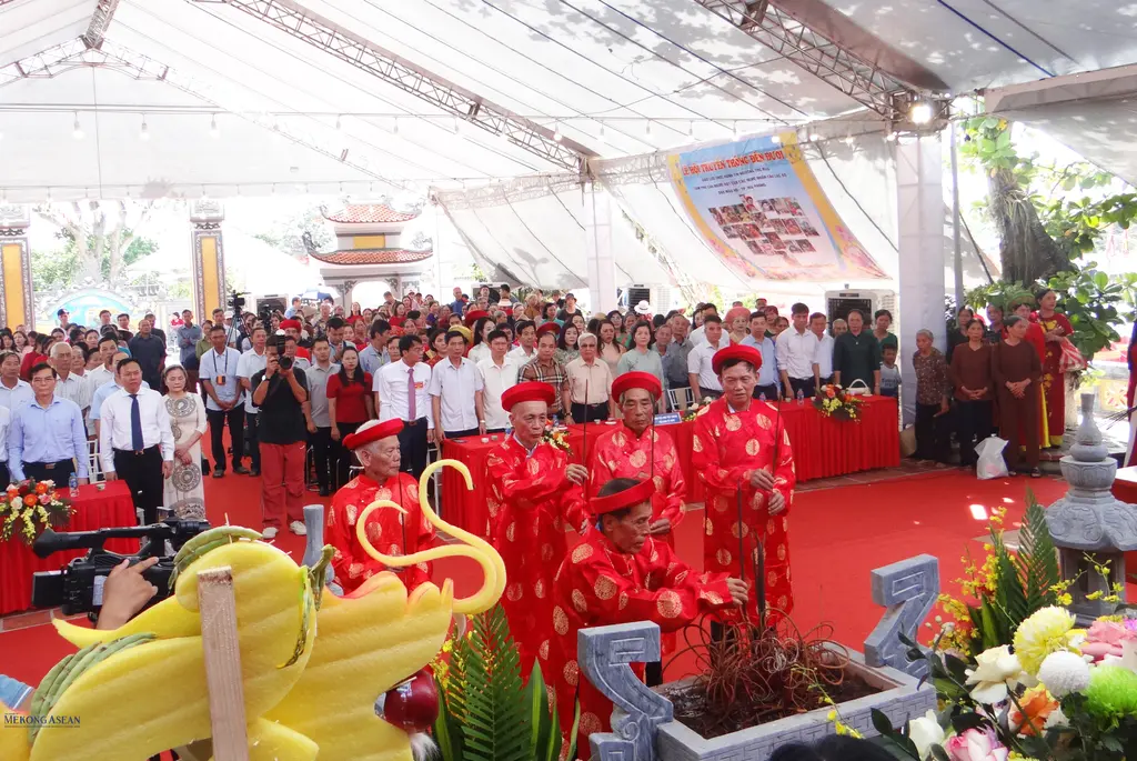 Các cụ cao niên tại địa phương dâng hương trong Lễ hội truyền thống Đền Đươi