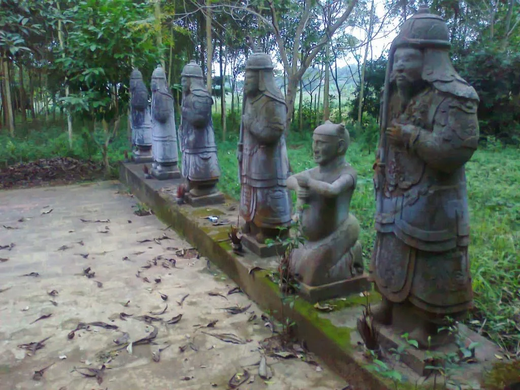 Dãy tượng bên phải cạnh Lăng Đa Bút