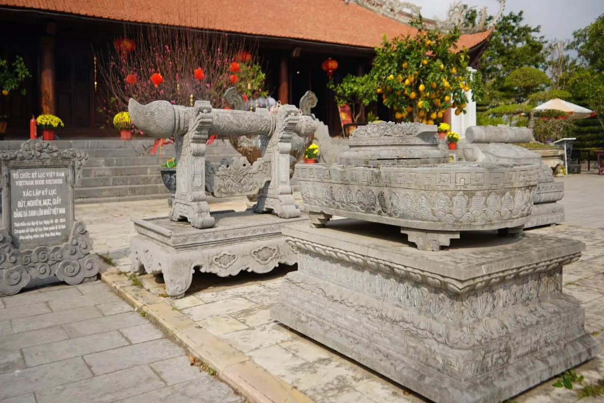 Bộ bút, nghiên, mực giấy bằng đá xanh lớn nhất Việt Nam