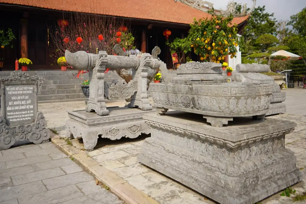 Bộ bút, nghiên, mực giấy bằng đá xanh lớn nhất Việt Nam