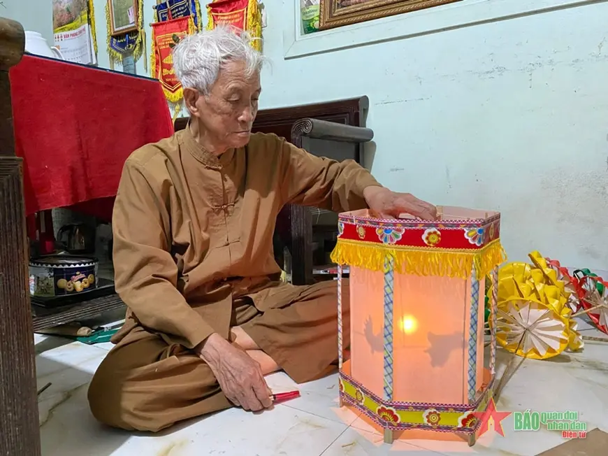 Nghệ nhân Nguyễn Văn Quyền bên chiến đèn kéo quân mới hoàn thành