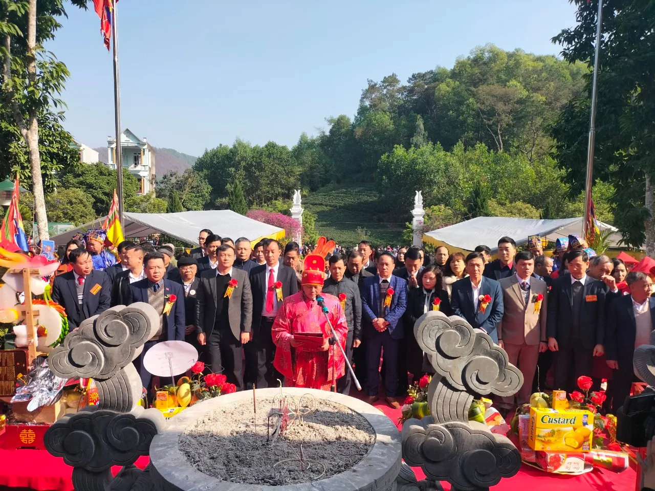 Đại biểu dâng hương tại Lễ hội Núi Văn - Núi Võ