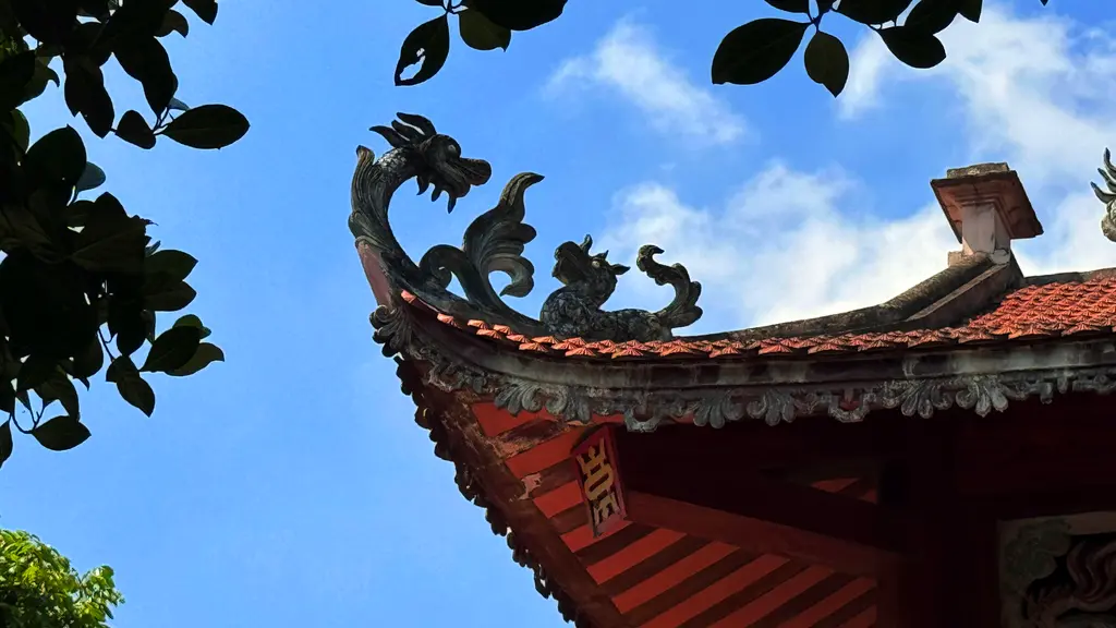 Mái đao trái gian thờ Đức thánh làng Hậu Ái