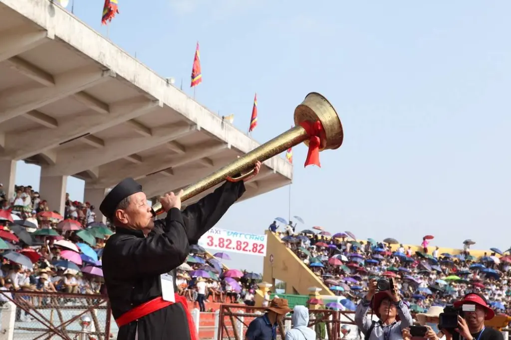 Người chủ trì lễ hội thổi kèn kết thúc trận đấu tại Lễ hội chọi trâu Đồ Sơn