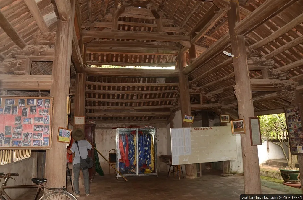 Không gian bên trong Đình Bạch Trữ