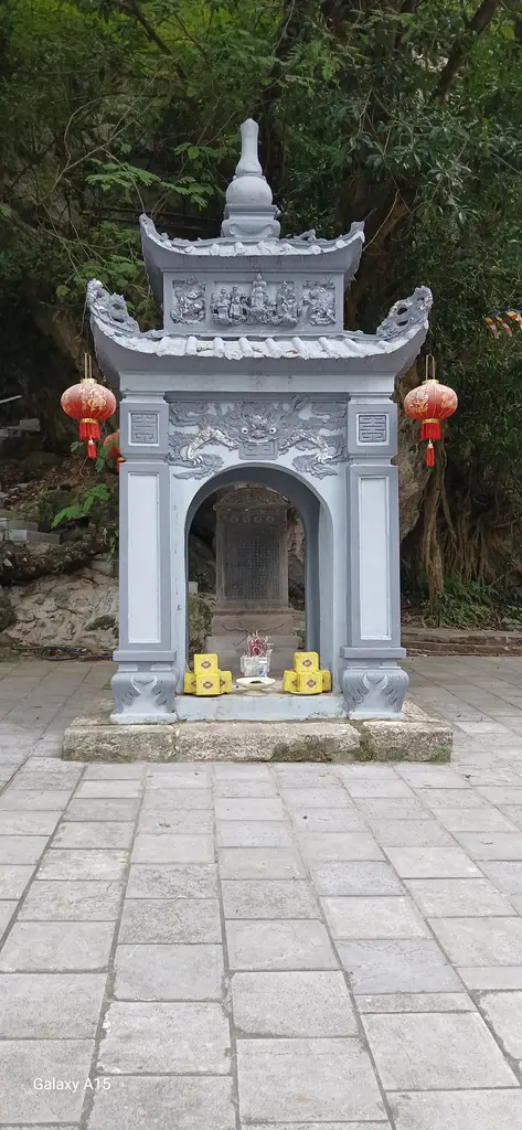 Nhà bia ở sân chùa Trầm