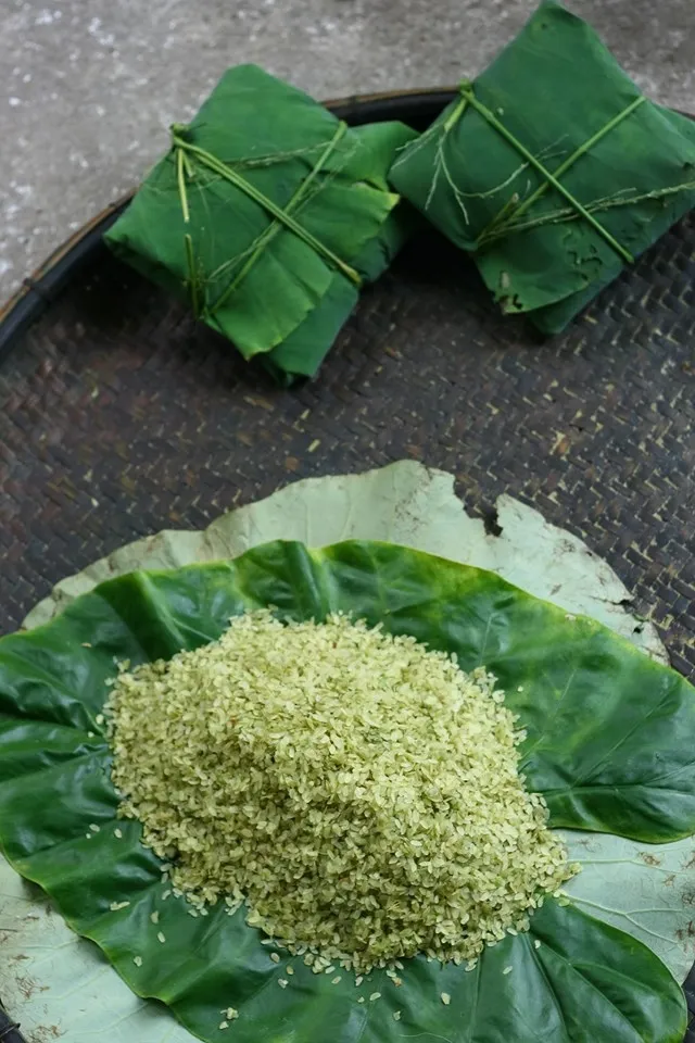 Cốm làng Vòng được bọc trong lá sen