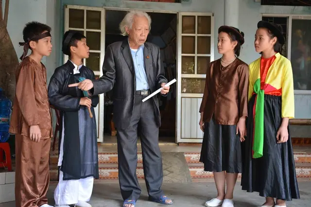 Nghệ nhân Trần Khánh Cẩm đang truyền dạy cho lớp trẻ những làn điệu dân ca ví, dặm