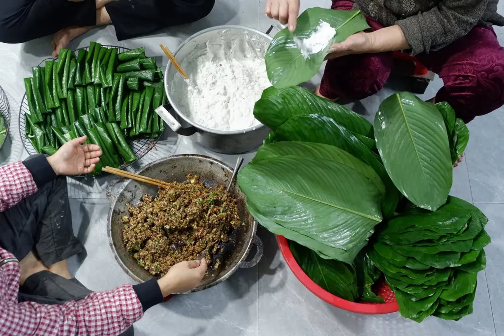 Công đoạn gói bánh gói Hương Cần