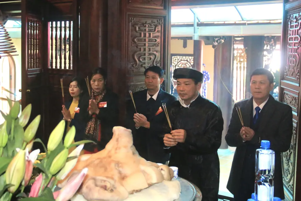 Các đại biểu dâng hương hoa, lễ vật tại Lễ hội đền Xa Lộc
