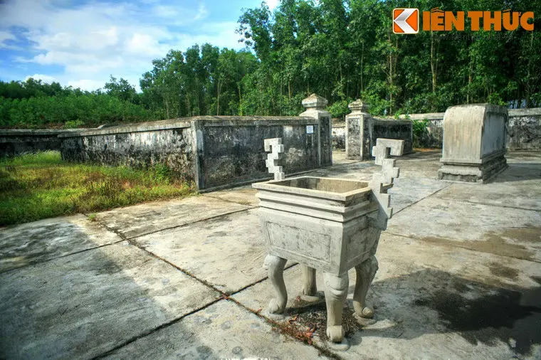 Khuôn viên Lăng Trường Thanh