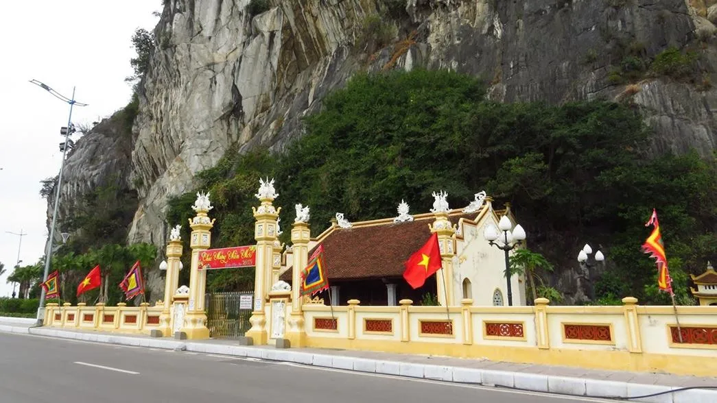 Cảnh quan chùa dưới núi bài thơ tại Trung Tâm Điện Chính Bưu Điện Quảng Ninh Trên Núi Bài Thơ