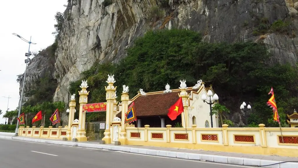 Cảnh quan chùa dưới núi bài thơ tại Trung Tâm Điện Chính Bưu Điện Quảng Ninh Trên Núi Bài Thơ