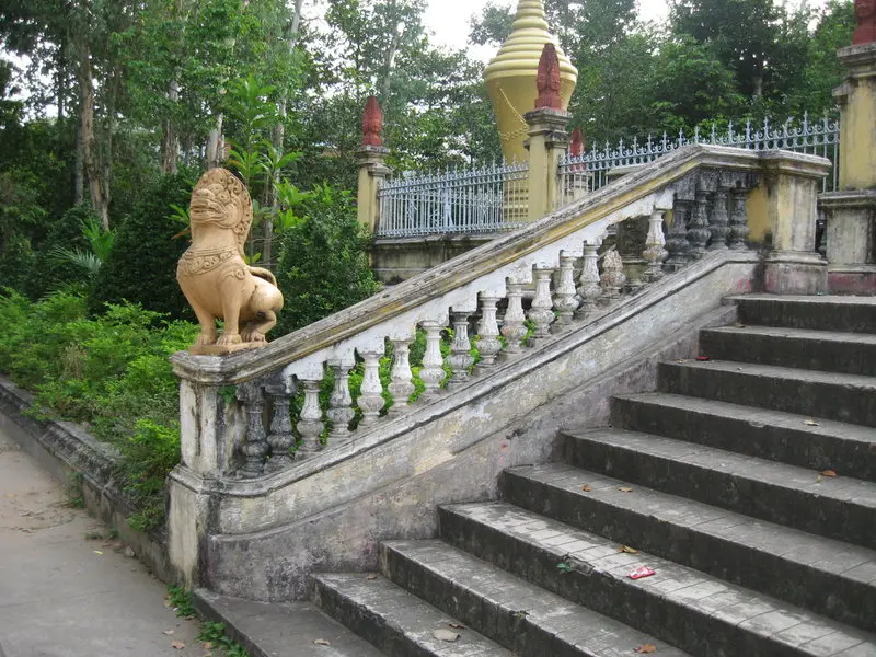 Bậc thang balustre đi lên Chùa Kom Pong