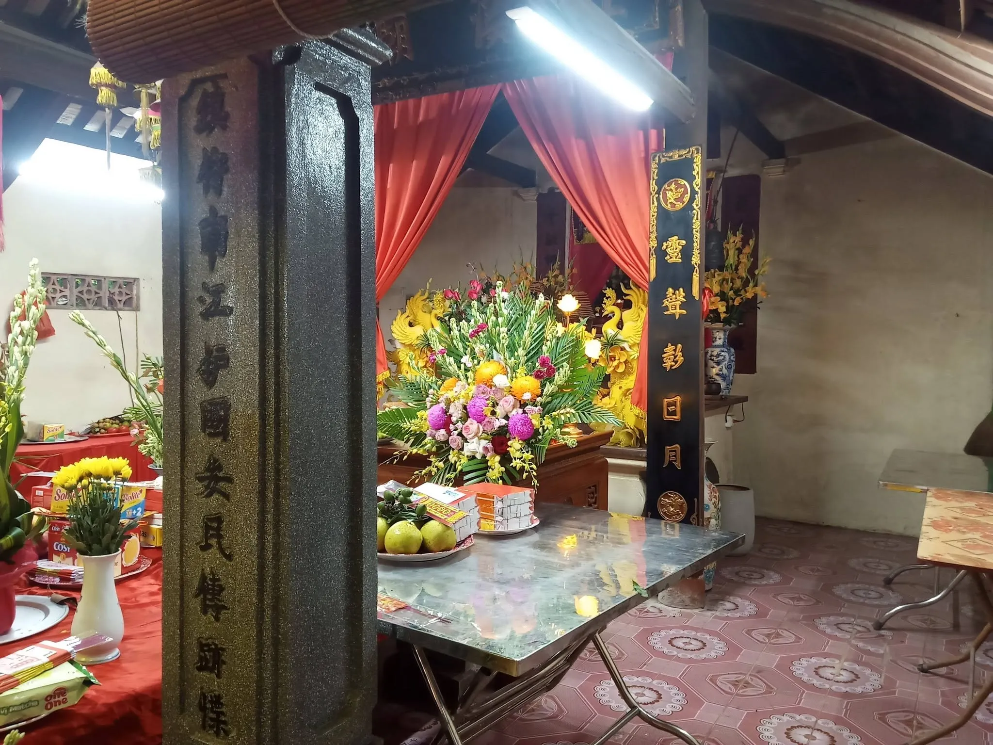 Không gian bên trong miếu Giang Khê.