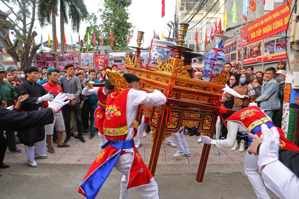 Cận cảnh kiệu bay tại Hội đình Phú Đô