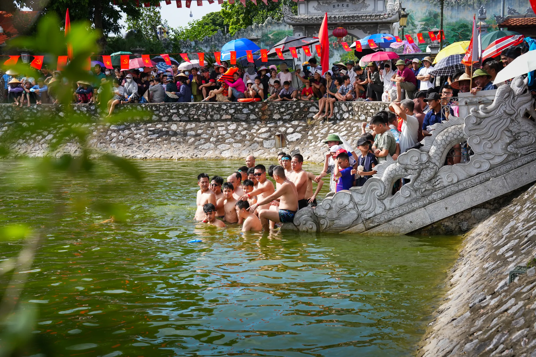 Không khí Lễ hội bắt vịt làng Thúy Lĩnh
