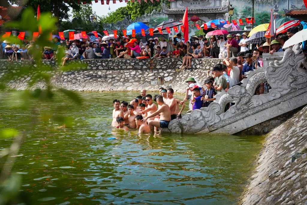 Không khí Lễ hội bắt vịt làng Thúy Lĩnh