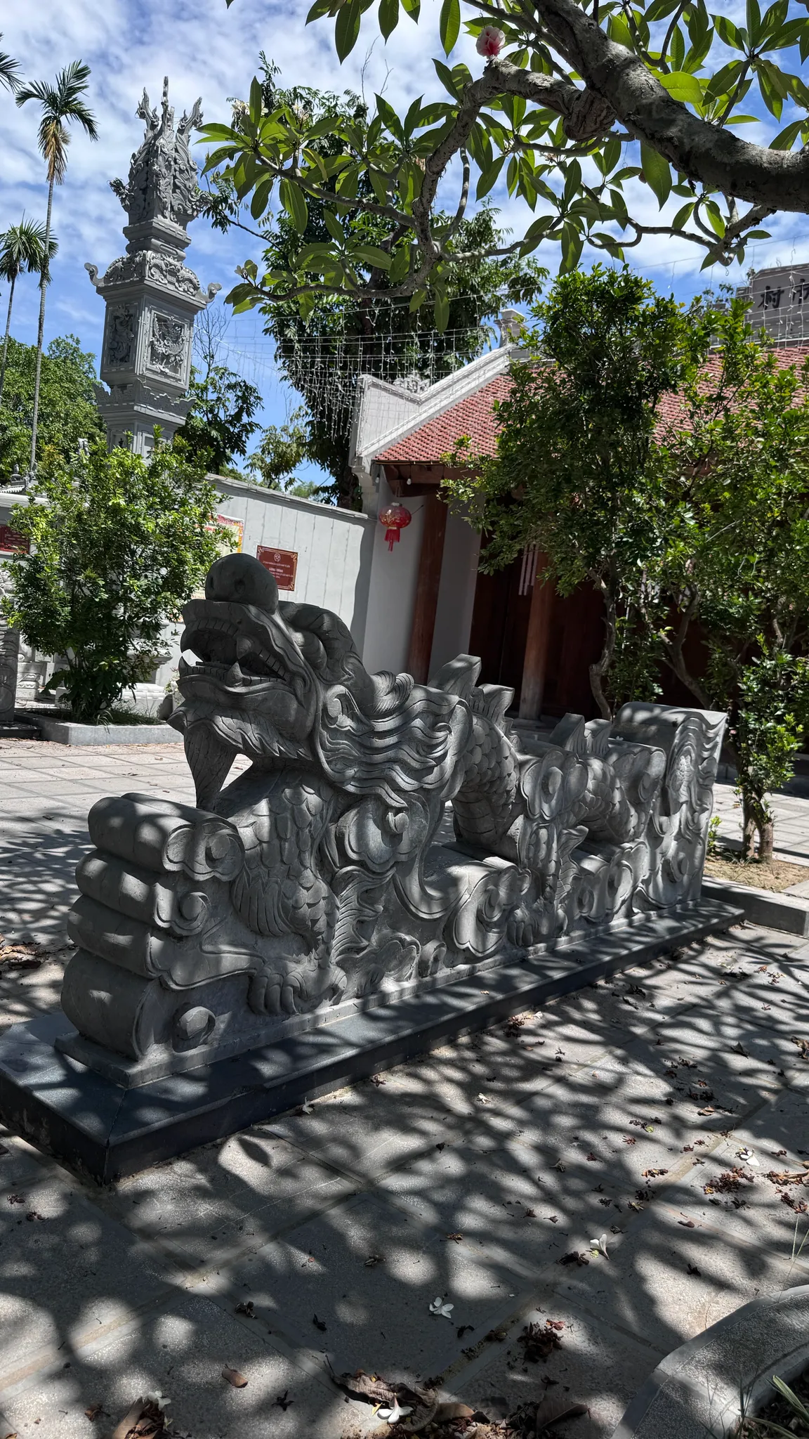 Rồng đá ngoài cổng đình Hòe Thị