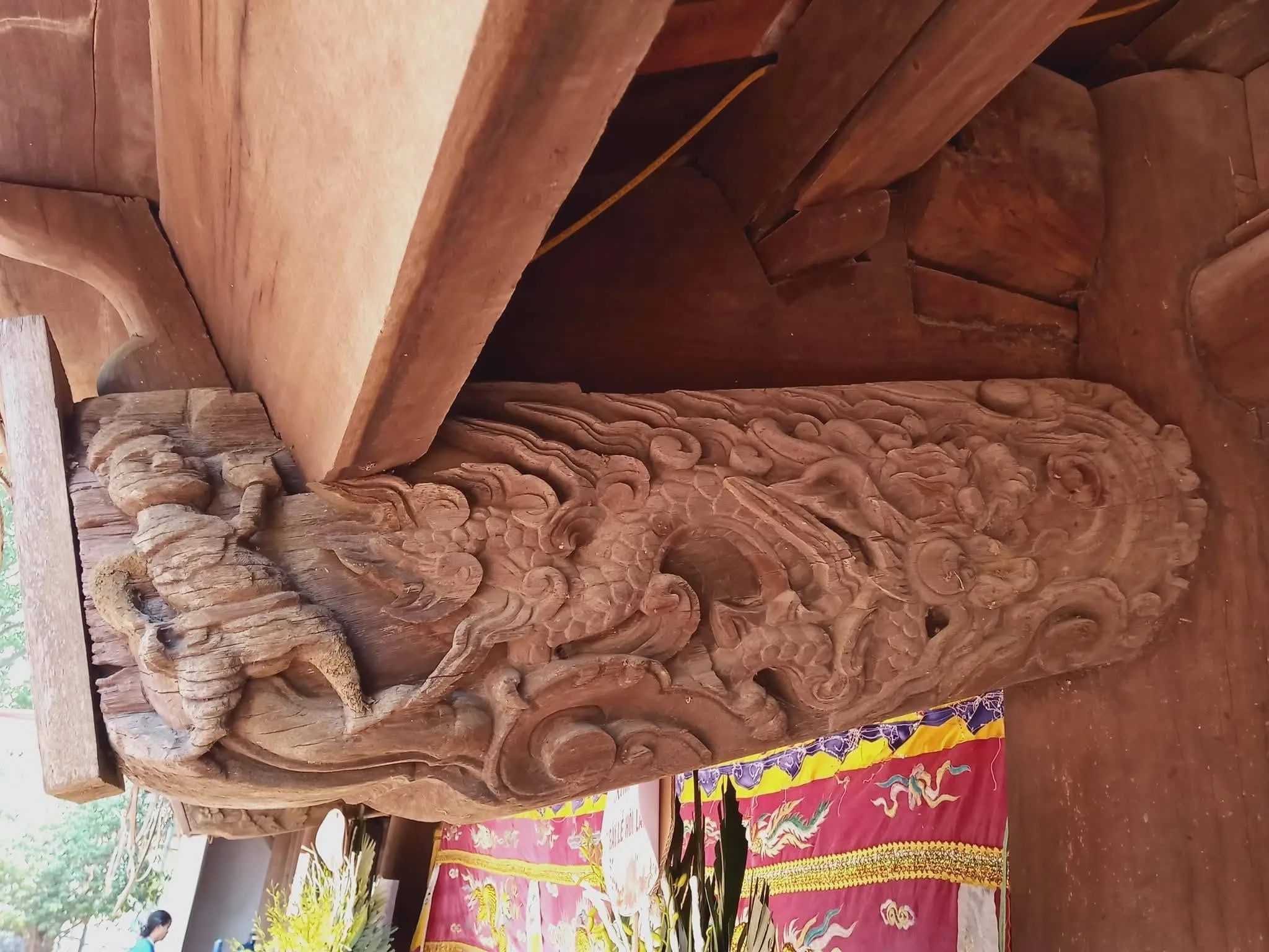 Chạm khắc gỗ trong đình làng Thượng Cung