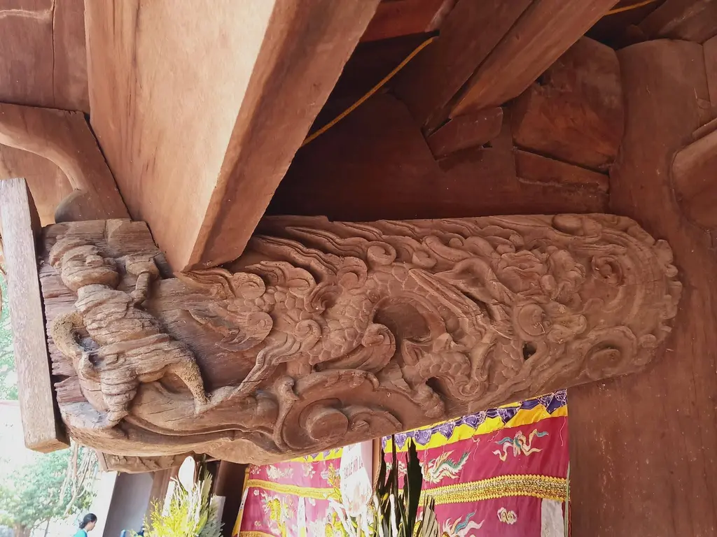 Chạm khắc gỗ trong đình làng Thượng Cung