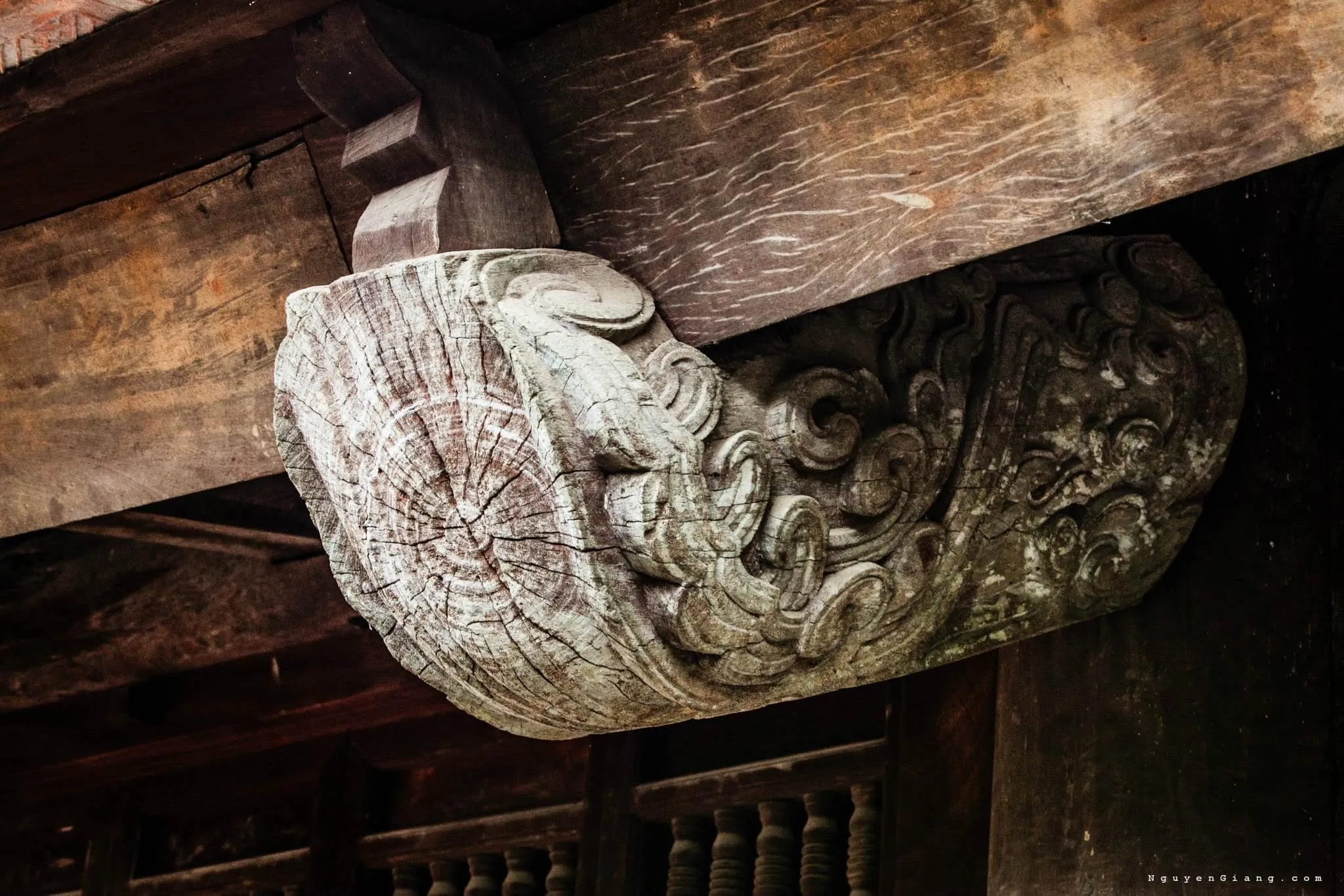 Điêu khắc gỗ đình Tường Phiêu