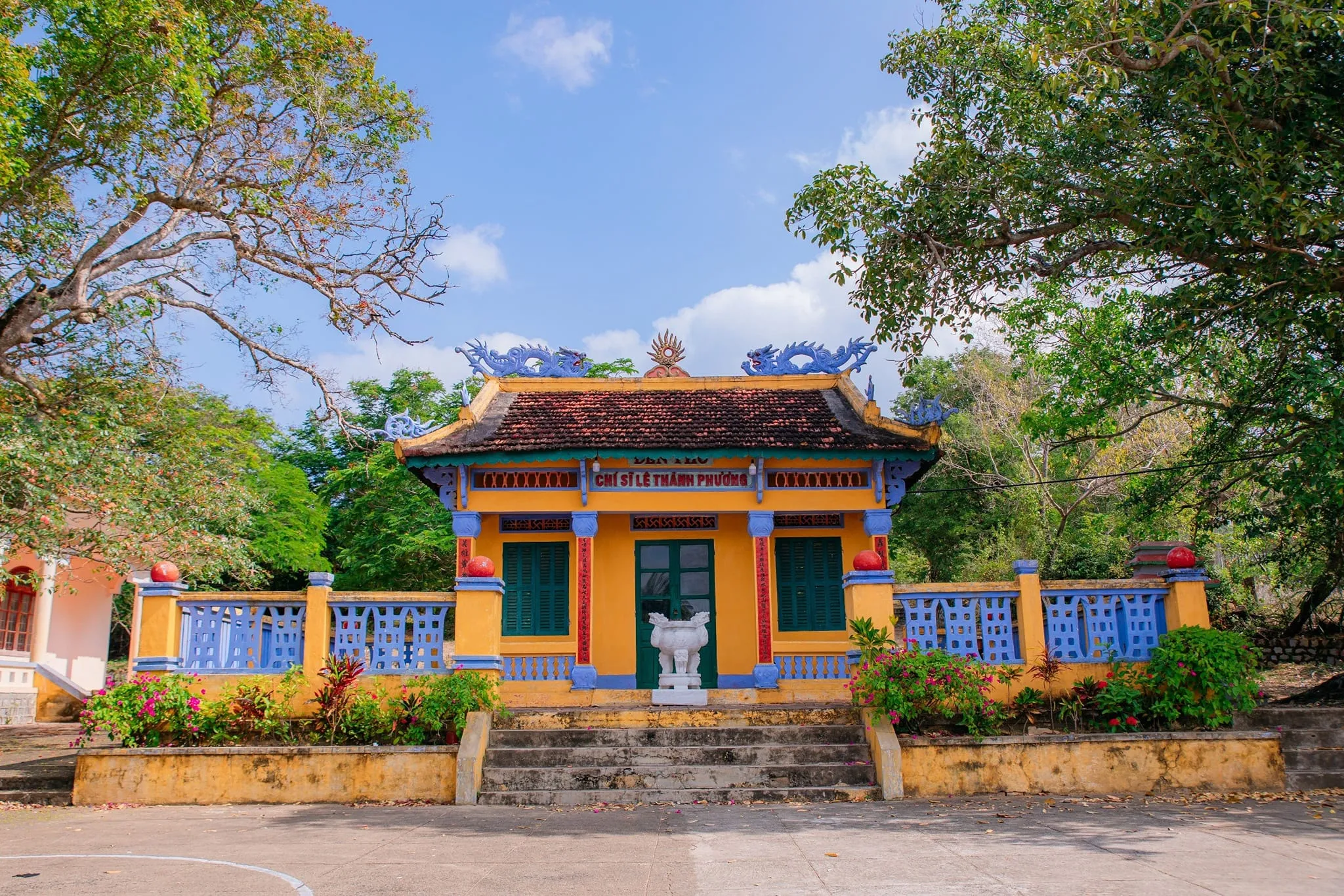 Mặt trước Đền thờ Lê Thành Phương