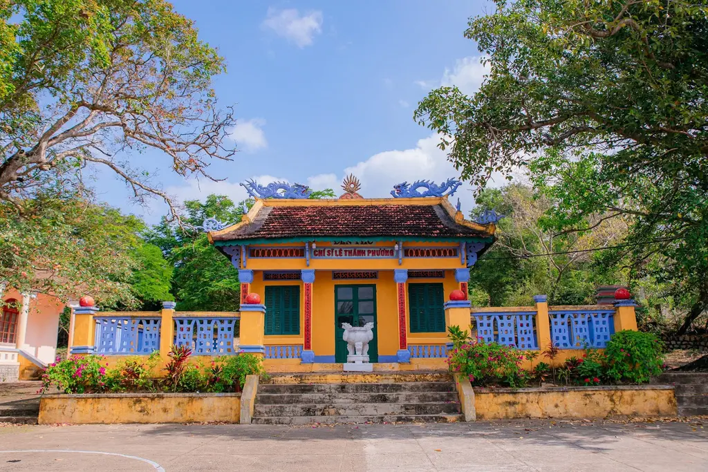 Mặt trước Đền thờ Lê Thành Phương