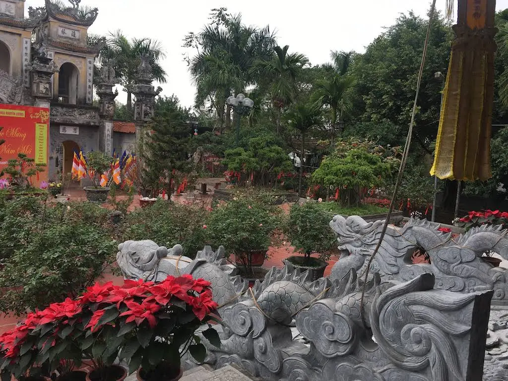 Rồng đá trong khuôn viên Chùa Khuyến Lương (Diên Phúc tự)