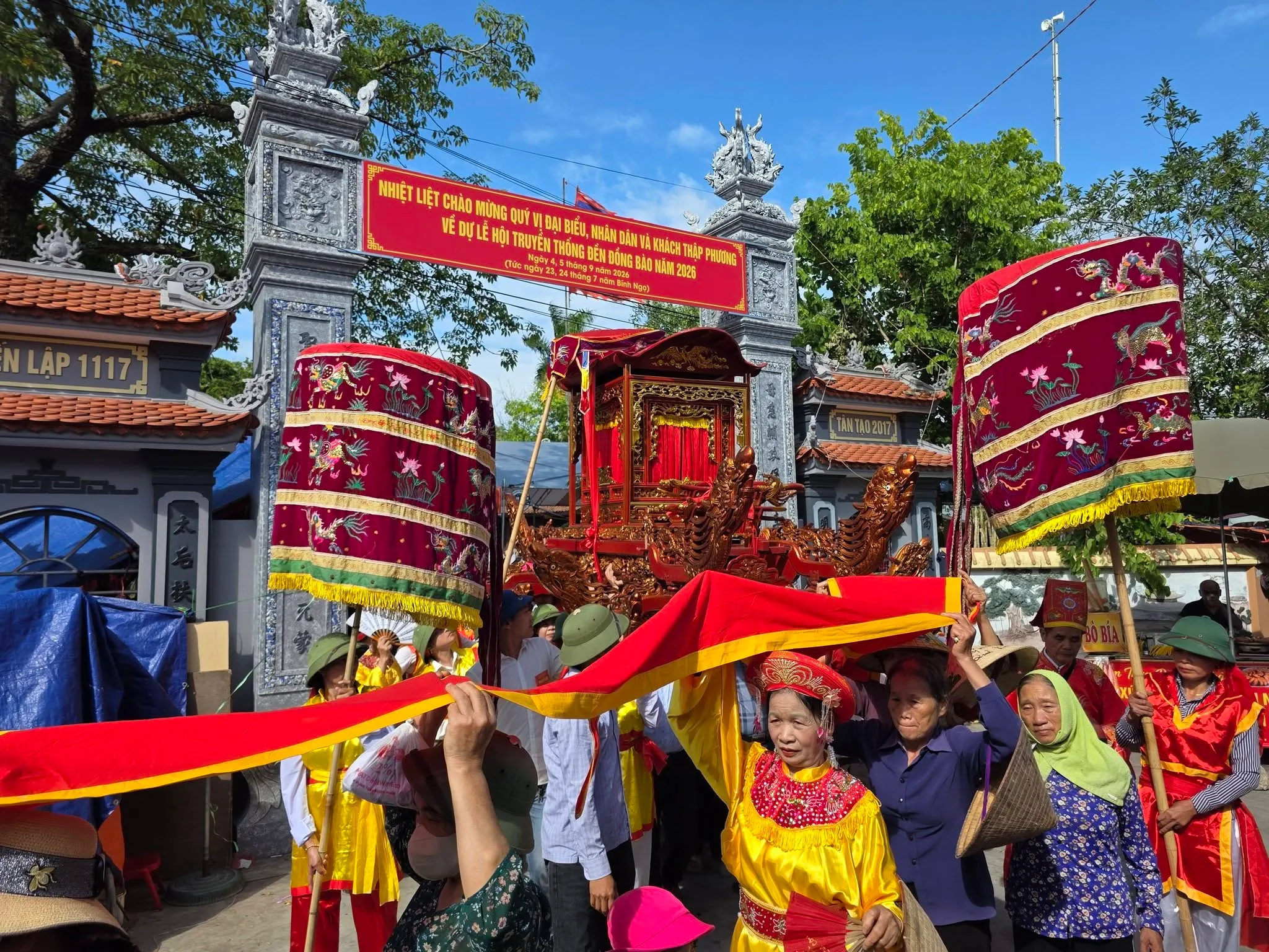 Tục lệ đội cầu rước Mẫu lên chùa bái Phật tại lễ hội đền Đồng Bào