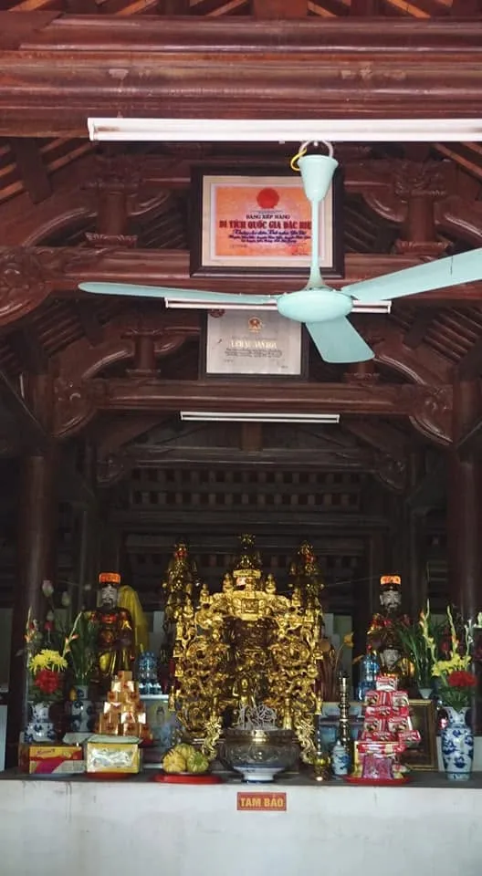 Không gian bên trong Chùa Lèo