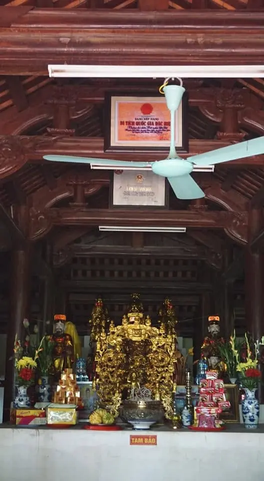 Không gian bên trong Chùa Lèo