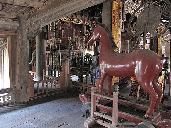Bên trong Đình Hữu Bằng