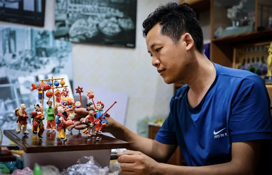 Nghệ nhân Đặng Văn Hậu tỉ mỉ chỉnh trang lại từng sản phẩm