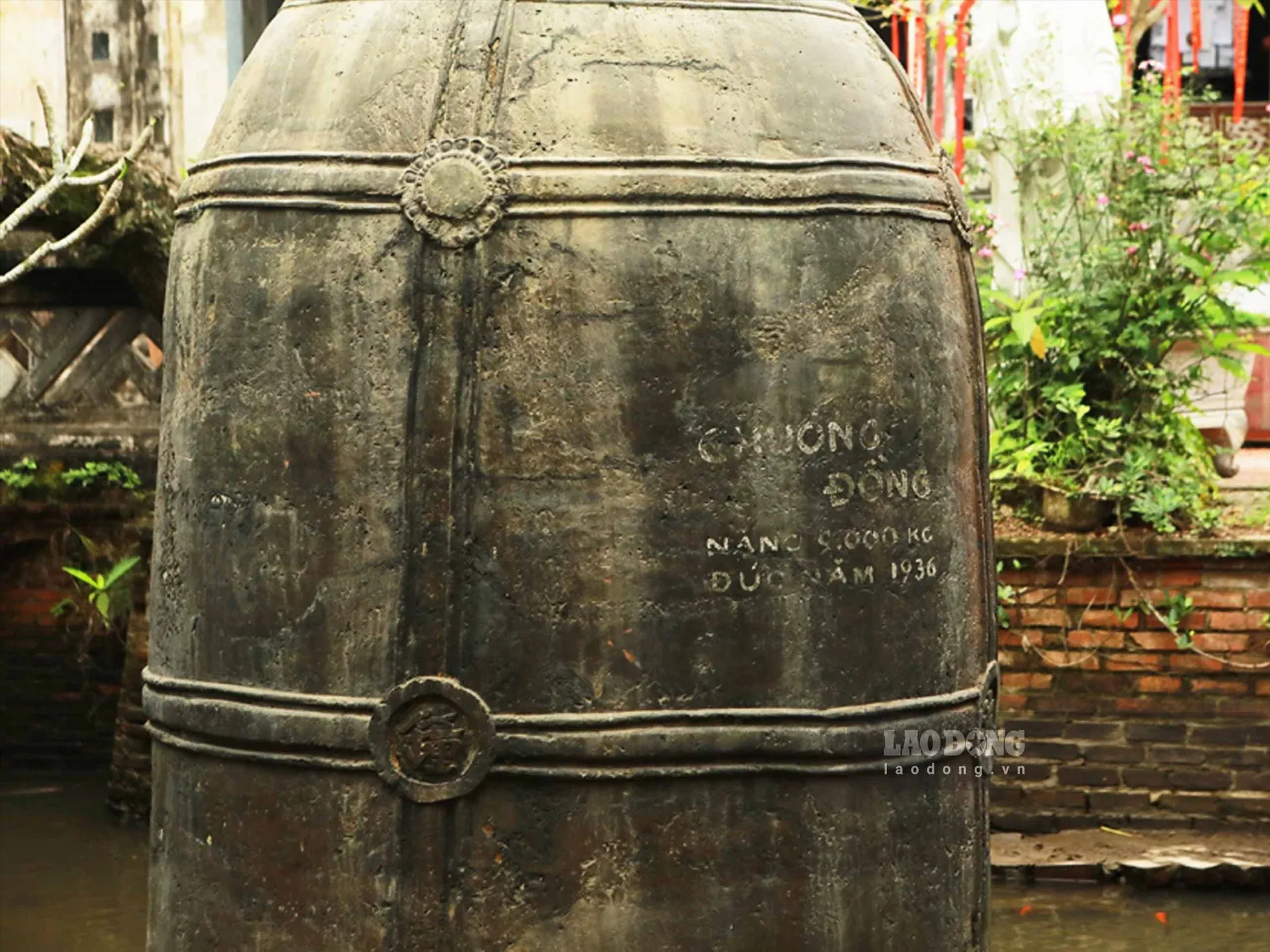 Cận cảnh chuông Đại Hồng Chung trong khuôn viên chùa Cổ Lễ