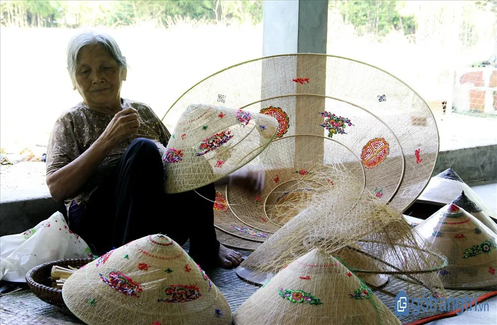 Người dân làng Phú Gia miệt mài làm nón