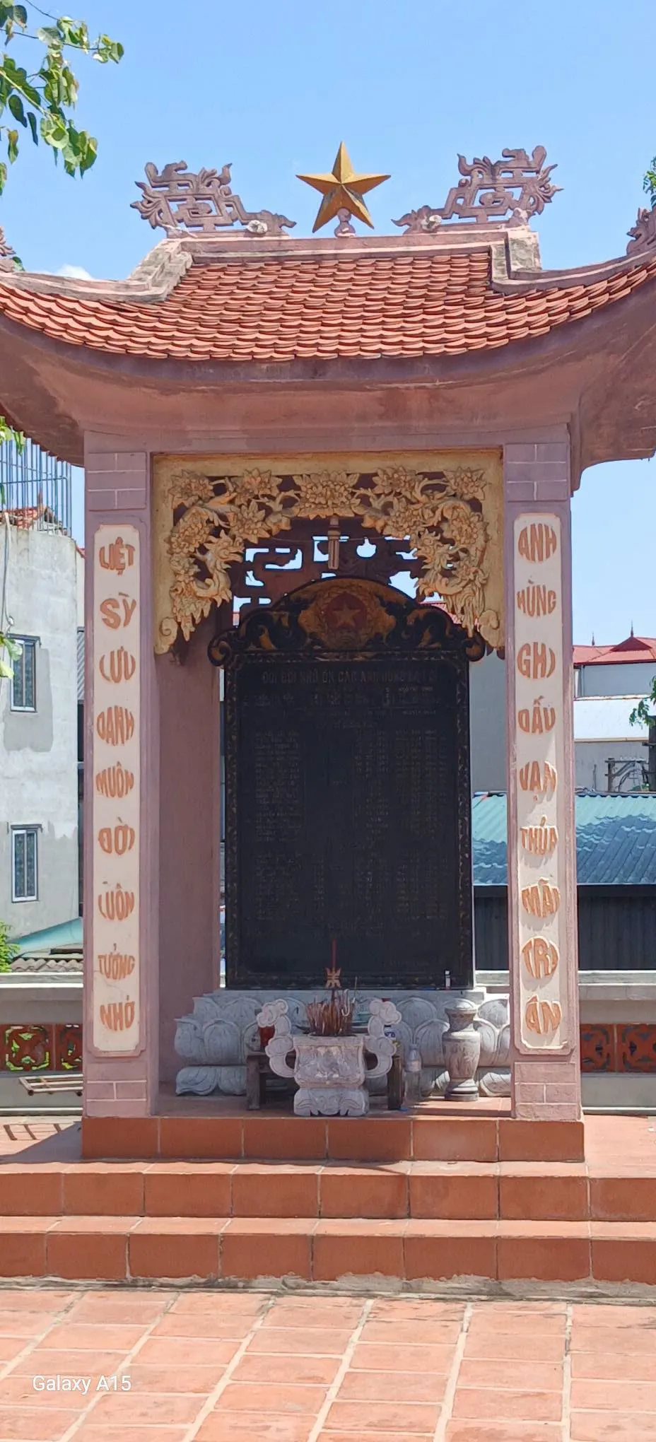 Nhà bia tưởng niệm các anh hùng liệt sĩ ở đình Nhân Đạo