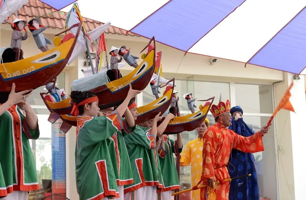 Lễ thả thuyền giấy tại Lễ khao lề thế lính Hoàng Sa