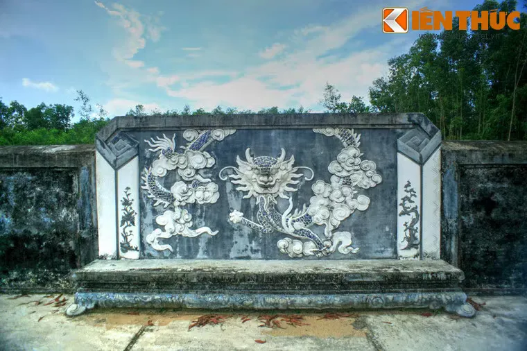 Bức bình phong đá khắc rồng tại Lăng Trường Thanh