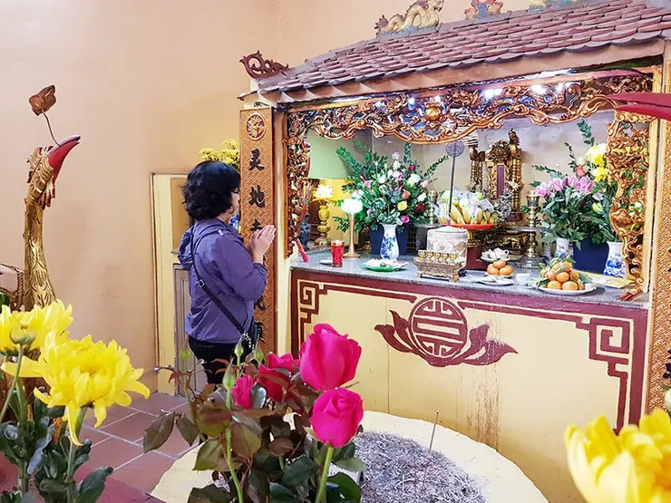 Bên trong Miếu Ông Trạng