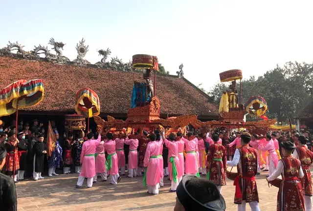 Kiệu Thánh Hai và Thánh Ba tại Hội đình làng Chúc Sơn