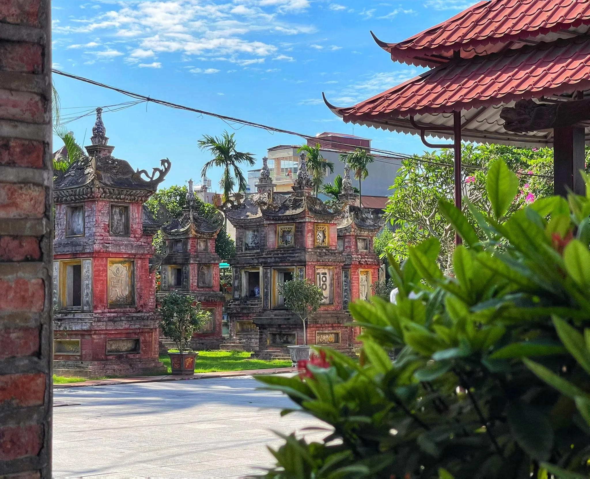 Khu tháp mộ trong chùa Keo (Báo Ân)